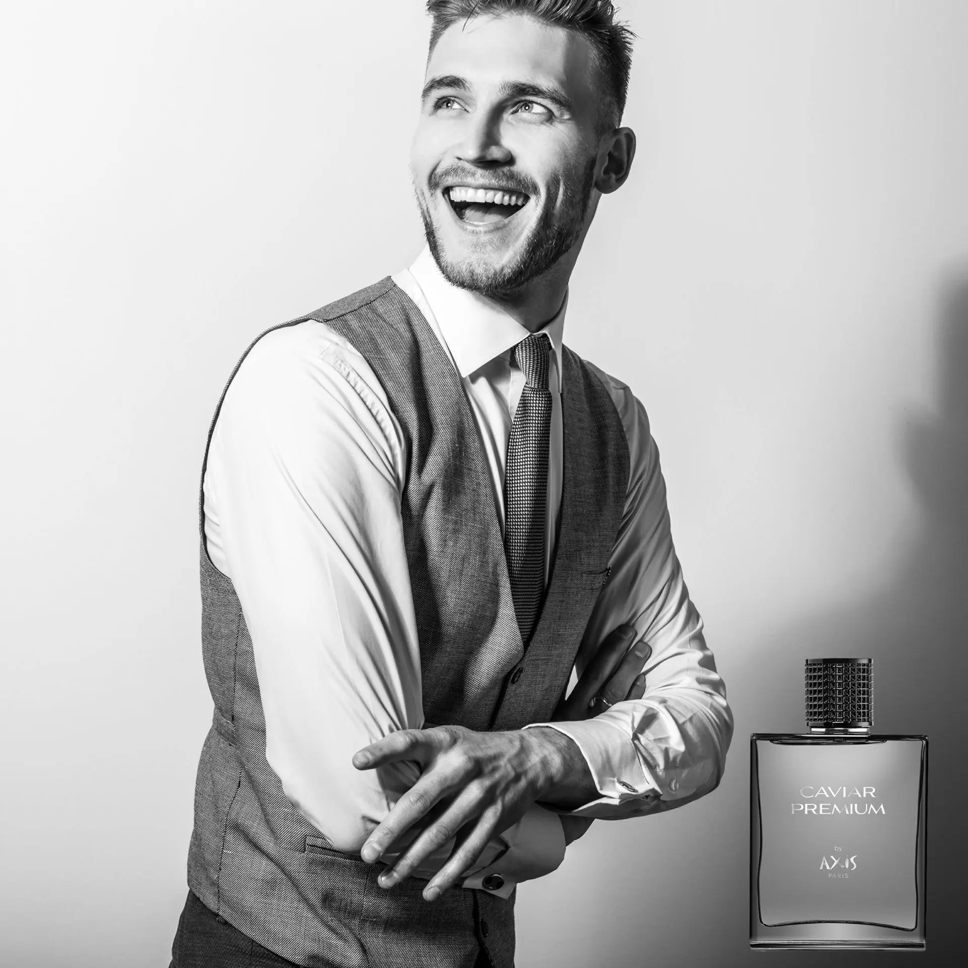 Parfum AXIS pour homme posé sur fond élégant à Orléans