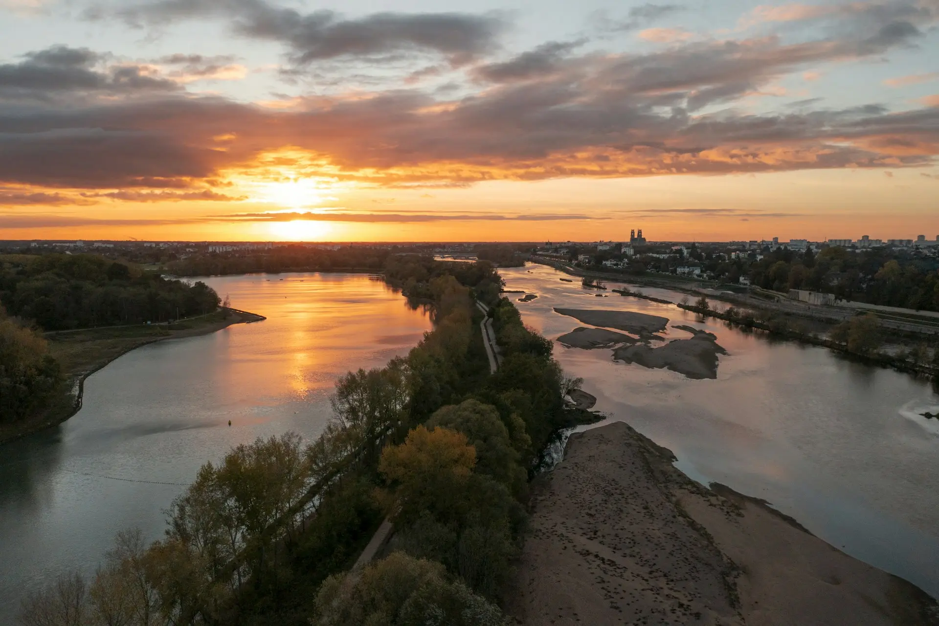 Promenade le long de la Loire à Orléans
